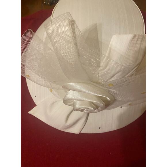 White fascinator hat with organza and satin detailing
